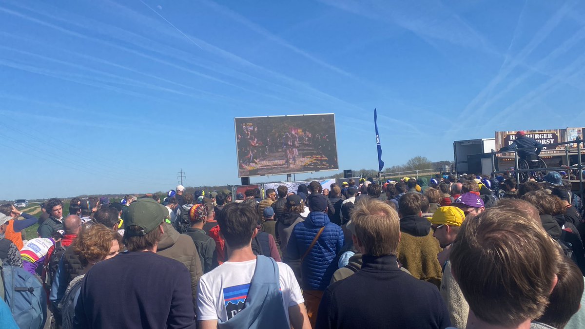 perwiggers's tweet photo. De koers leeft!

#RVV2025 #kwaremont #vlaanderen https://t.co/DzwuDE3274