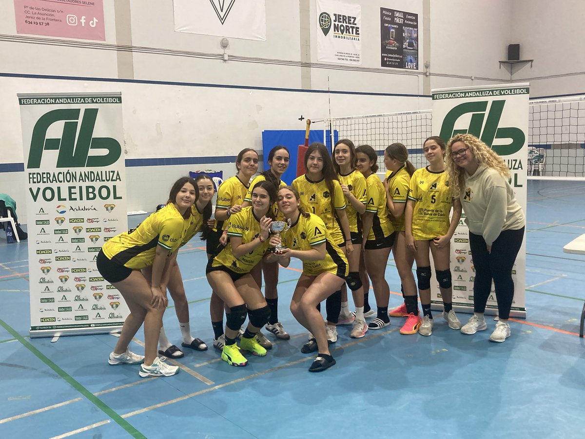 Degavol's tweet photo. 🏆🥇🏐GRAN FINAL CAMPEONATO PROVINCIAL CÁDIZ INFANTIL FEM ORO 🏆SEDE KIKO NARVÁEZ ,JEREZ DE LA FRONTERA- ENTREGA TROFEOS 🏆 Carlos Gómez , Presidente CV JEREZ, organizador Fase Final. MUCHAS GRACIAS A TODOS !! 🏐 https://t.co/NUq5MfraC4