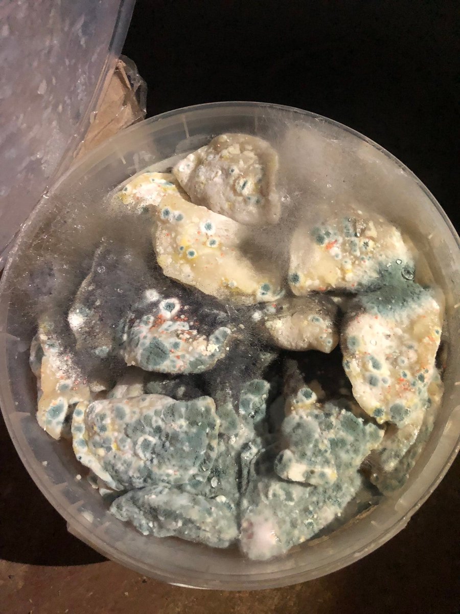 Вже за декілька тижнів Україна буде святкувати Великдень. Що це значить? А це значить, що на фронт поїдуть сотні, тисячі коробок з Пасочками, яйцями, варениками, ковбасами і солодощами. Я Вас дуже прошу не витрачайте свій час і гроші даремно!

Фото вареників через тиждень