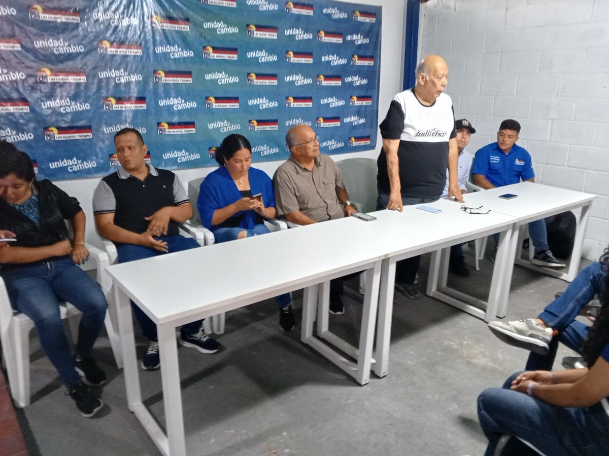 partidountlara_'s tweet photo. 06Abril La dirección ejecutiva regional #DERLara realizó la juramentación de la nueva directiva de la @JDS__Lara . Jovenes comprometidos con el cambio y la participación que el país requiere , unidos y dispuestos a la participación en los procesos electorales #2025.@partidoUNT. https://t.co/jO1NPI62UE