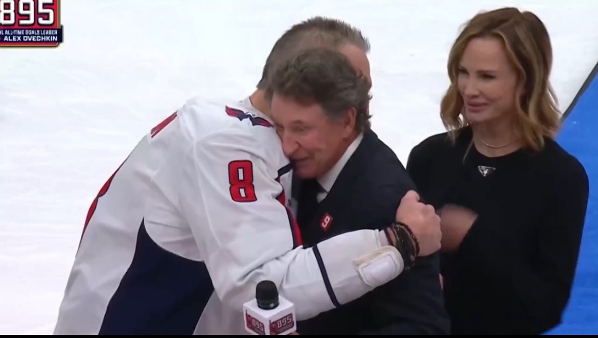 Class Act 👏- #99 “The Great One” <a href="/WayneGretzky/">Wayne Gretzky</a> wearing a <a href="/DetroitRedWings/">Detroit Red Wings</a> #9 “Mr. Hockey” pin when he celebrated #8 “The Great 8” Alexander Ovechkin’s 895th goal.

#LGRW 

#Gr8Chase