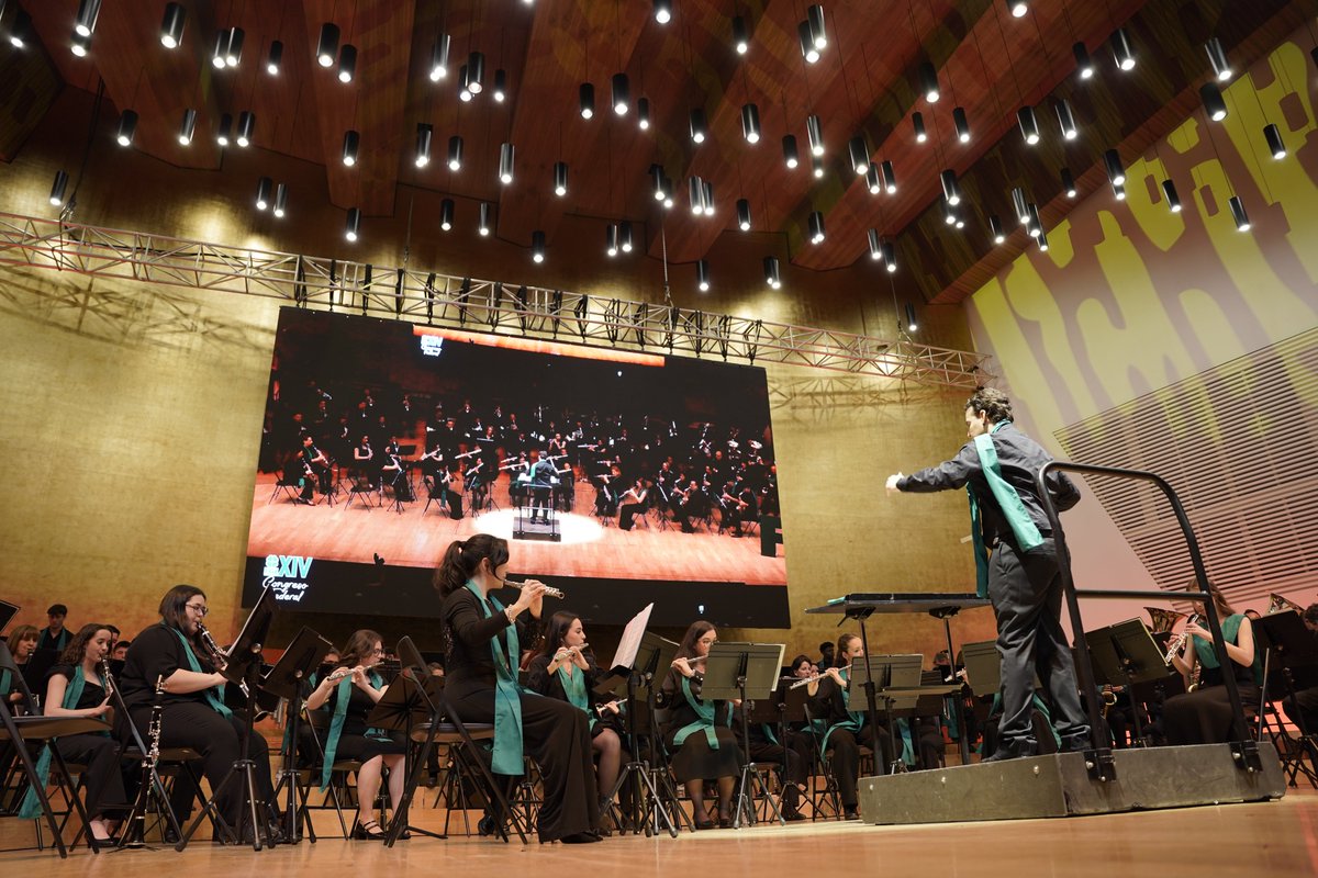 Compartimos algunas fotografías de la banda sinfónica de FSIE, compuesta específicamente para este XIV Congreso Federal de FSIE por profesores y alumnos de colegios de la Comunidad Valenciana y del conservatorio. Al terminar las cuatro piezas musicales que tocaron, recibieron una
