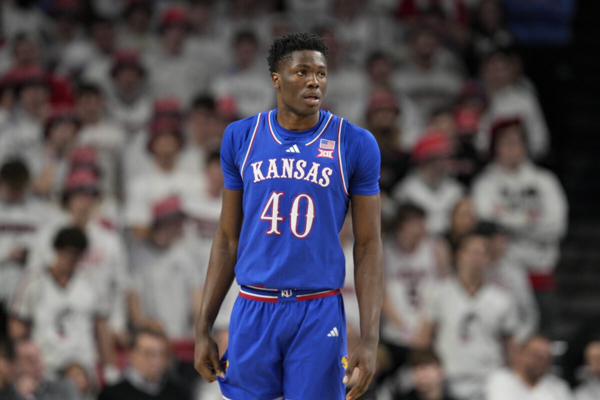 Kansas 5🌟 big man Flory Bidunga will RETURN to KU, per <a href="/PeteThamel/">Pete Thamel</a>. 

Bidunga had originally entered the transfer portal, but has agreed to terms on a new deal.