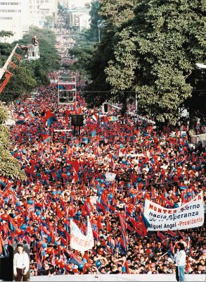 LA FIESTA QUE PERDIMOS

Me permito esta vez la nostalgia. Me permito recordar -aunque suene más viejo de lo que a veces estoy dispuesto a aceptar- algo que fue tan nuestro, tan costarricense. Después de recorrer algunos centros de votación, lo que se ve es una convención fría. Un