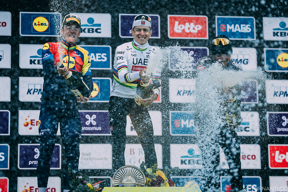 «Il Giro delle Fiandre maschile del 2025, terminato al solito con bottiglie spumeggianti, si potrebbe osservare dal medesimo punto di vista, ovverosia lo scontro tra entropia e omeostasi».

👉 bidonmagazine.org/fiandre-2025-b…

✍️ <a href="/cauz_/">cauz. 🍉</a>
📸 <a href="/tornanti_cc/">Tornanti.cc</a>