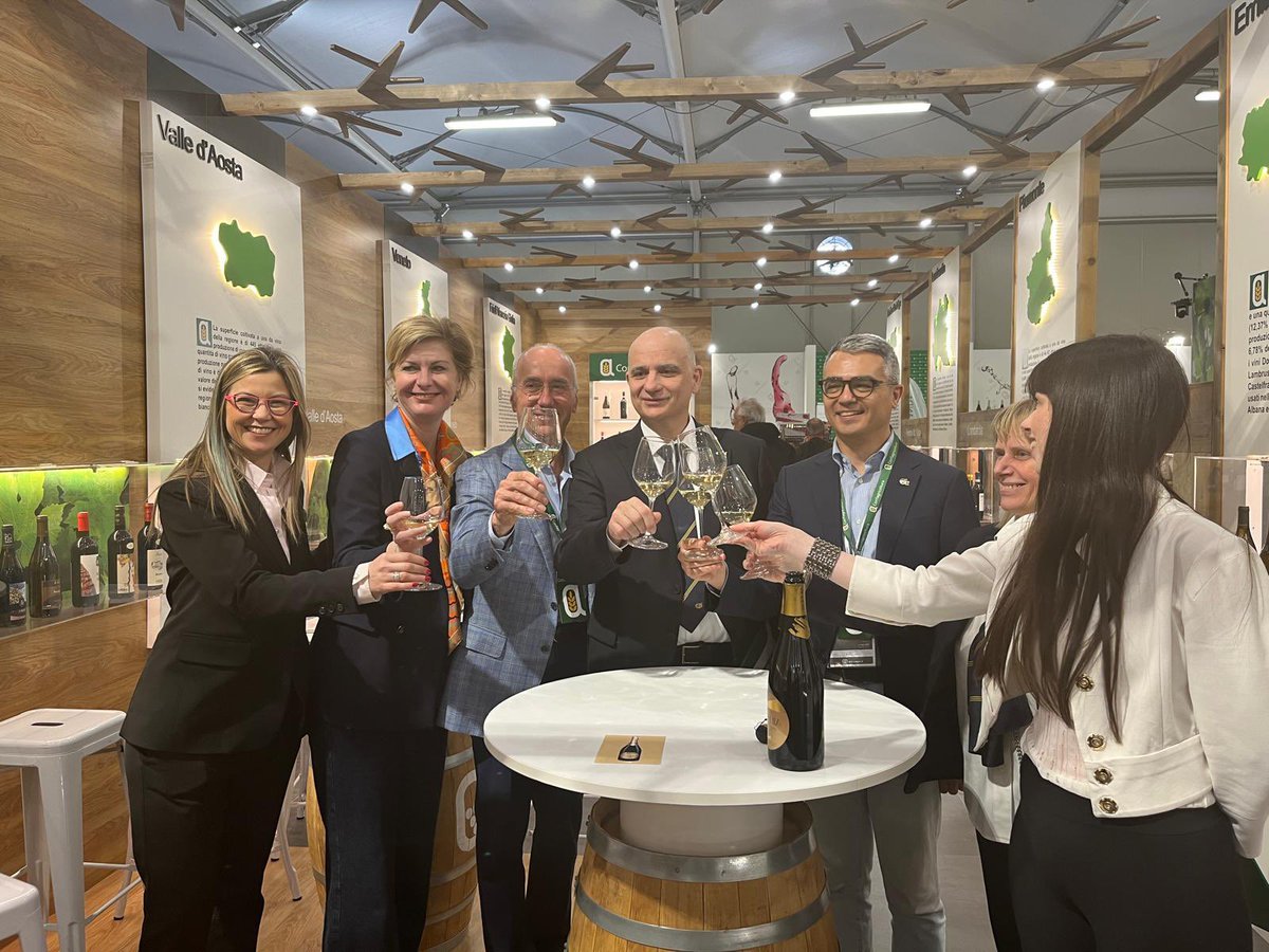 Confagricoltura (@confagricoltura) on Twitter photo 🇮🇹🍷Vinitaly DAY 1 🟢🍇
Grazie a chi è stato con noi in questa prima giornata ricca di incontri e iniziative.
🤝Il dialogo con le istituzioni è il pilastro su cui si fonda la nostra azione di sostegno alle #imprese agricole.
A domani!
#noisiamoconfagricoltura
<a href="/masgiansanti/">Massimiliano Giansanti</a> 🇮🇹🍷Vinitaly DAY 1 🟢🍇
Grazie a chi è stato con noi in questa prima giornata ricca di incontri e iniziative.
🤝Il dialogo con le istituzioni è il pilastro su cui si fonda la nostra azione di sostegno alle #imprese agricole.
A domani!
#noisiamoconfagricoltura
<a href="/masgiansanti/">Massimiliano Giansanti</a>