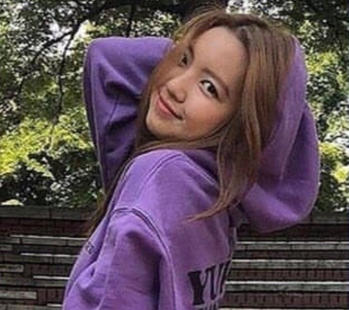 is2vvs's tweet photo. brittney’s predebut photos are so pretty! 🖤 https://t.co/uGFRfKvW0Z