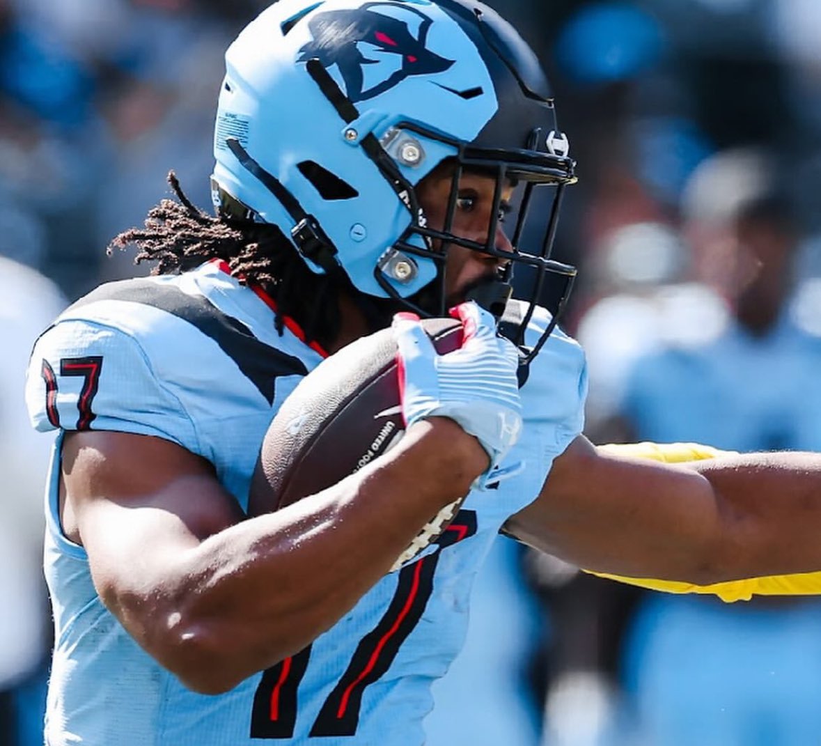 #UFL Update:

Former <a href="/HawaiiFootball/">Hawaii Football</a> and <a href="/LibertyFootball/">Liberty Football</a> RB Dae Dar Hunter finish the game with 63 yards rushing on 14 attempts and 3 receptions for 27 yards.

Not a bad day for the former Warrior as the Renegades beat the Roughnecks, 11-9.

<a href="/TheOfficialAFN/">Alternative Football Network</a>/<a href="/TheUFL/">United Football League</a>