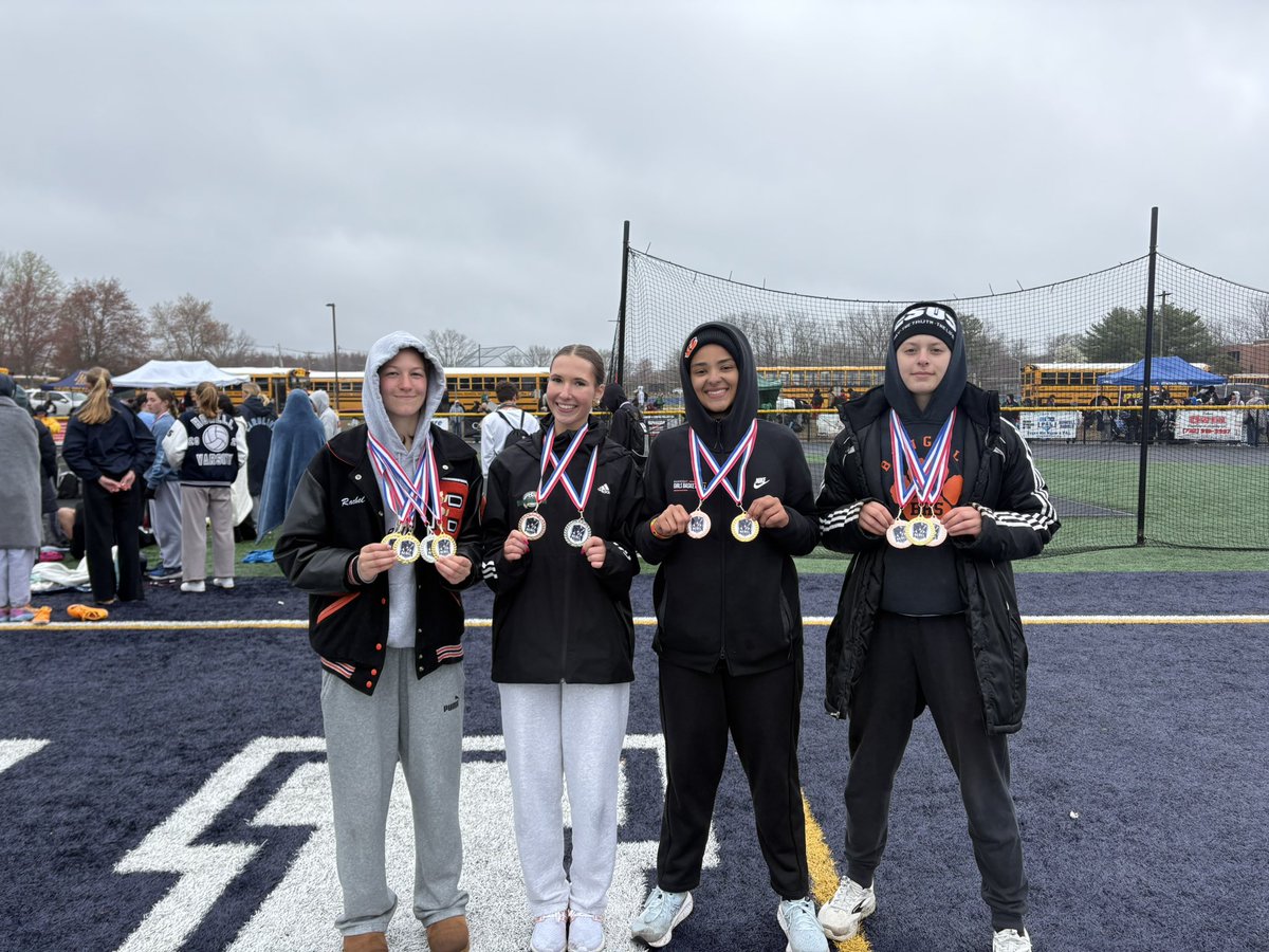 #LadyBengals take home the hardware in their track meet! 
#mutlisportathlete ❤️🖤🧡🥇🏅
