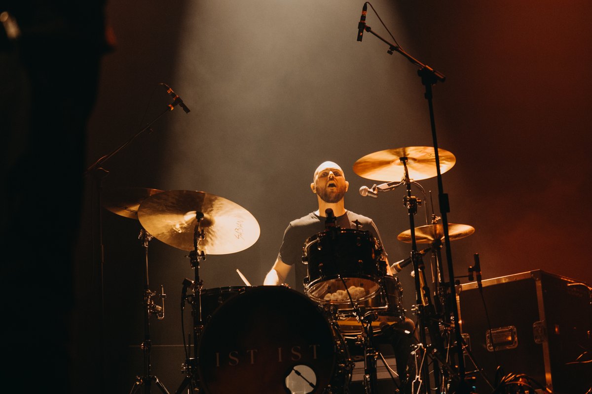 Een dikke laag post-punk daalde neer over 013 met IST IST aan het roer. De band uit Manchester balanceerde moeiteloos tussen melancholie en spanning, met strakke riffs en de donkere stem van Adam Houghton die alles bij elkaar hield.📷: Natasja de Vries