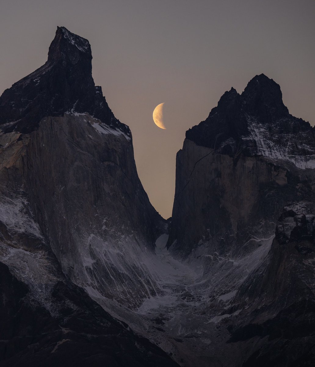 Esta foto quedará para siempre como un sueño hecho realidad y un momento atesorado. Antes de ayer en Torres del Paine : por pocos segundos, la Luna encontró su lugar entre los emblemáticos Cuernos. Pura magia salvaje ❤️ #Chile