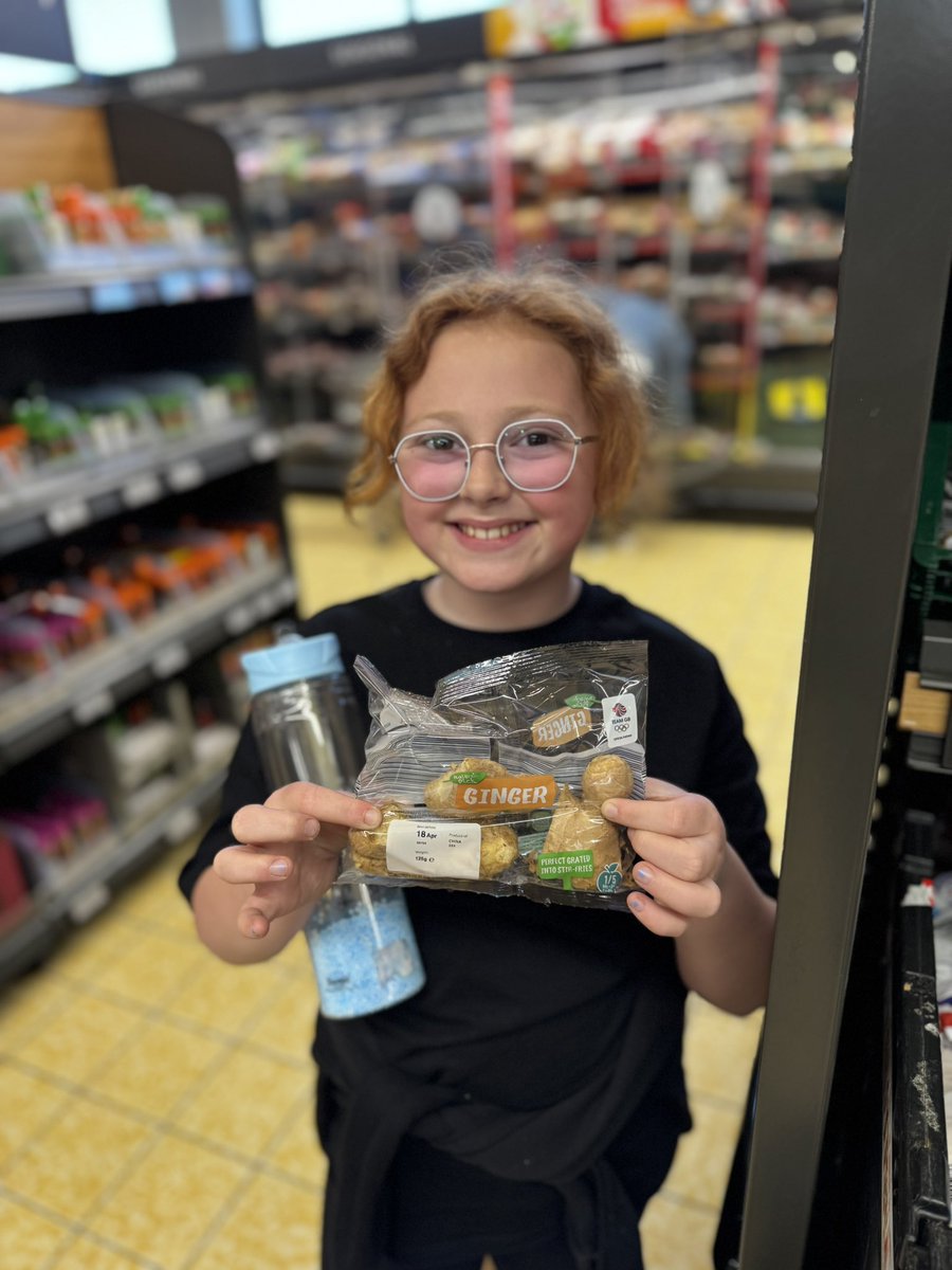 My granddaughter Layla met one of her long lost relatives whilst in <a href="/AldiUK/">Aldi Stores UK</a> today😆😆😆.
#ginger #AldiNewquay