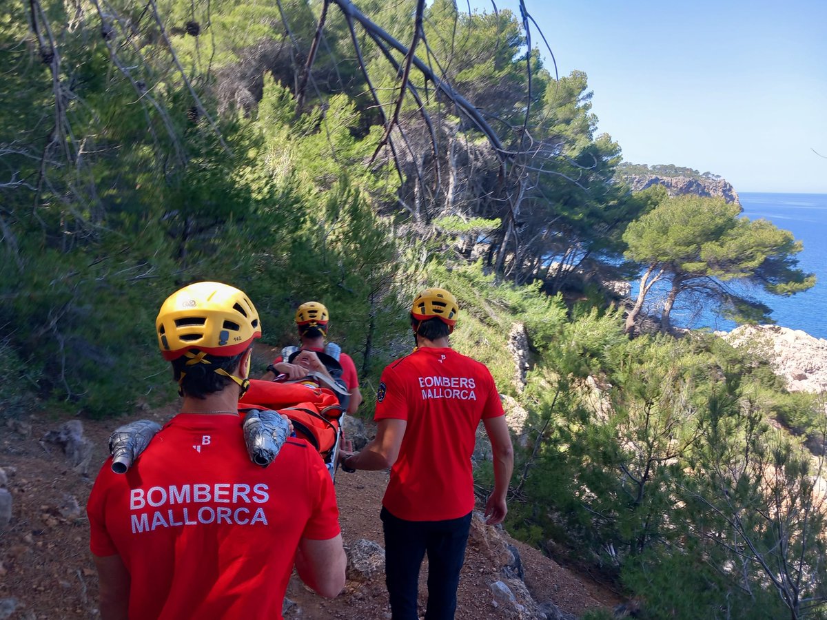 BombersdeMca's tweet image. Rescat d'un senderista al Camí dels Pintors a #Llucalcari. Ha patit una caiguda i no podia continuar. L'immobilitzem, li curam les ferides i el translladam a l'ambulància del @SAMU061IB.
#ParcInca
#ParcSóller
#GrupdeRescatdeMuntanya