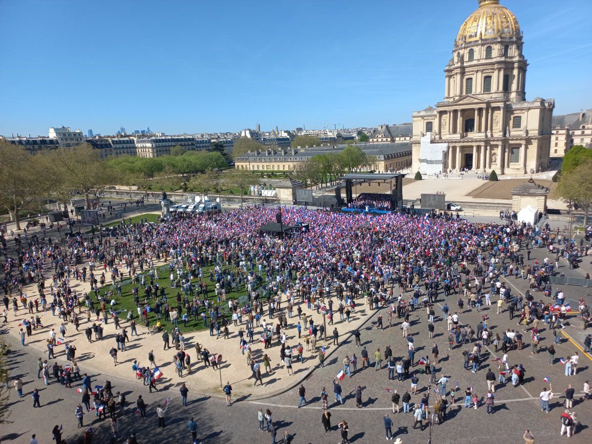 à gauche Fillon, à droite le RN