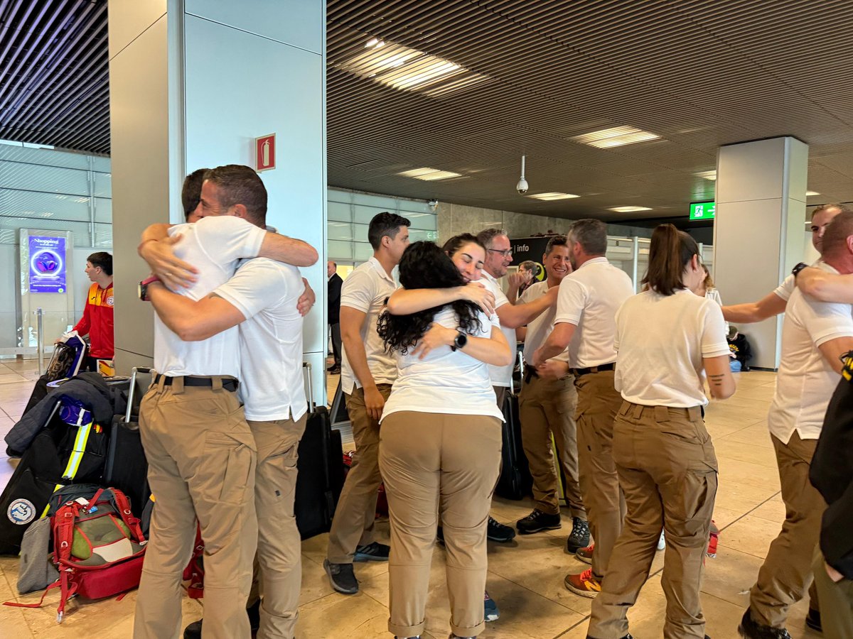 ¡Bienvenidos de regreso! La #CampañaAntártica XXXVIII del Ejército de Tierra ha llegado a España. Orgullosos del trabajo y sacrificio de nuestros soldados en el continente más extremo. 🇪🇸❄️ #EjércitoDeTierra #Antártida #España"