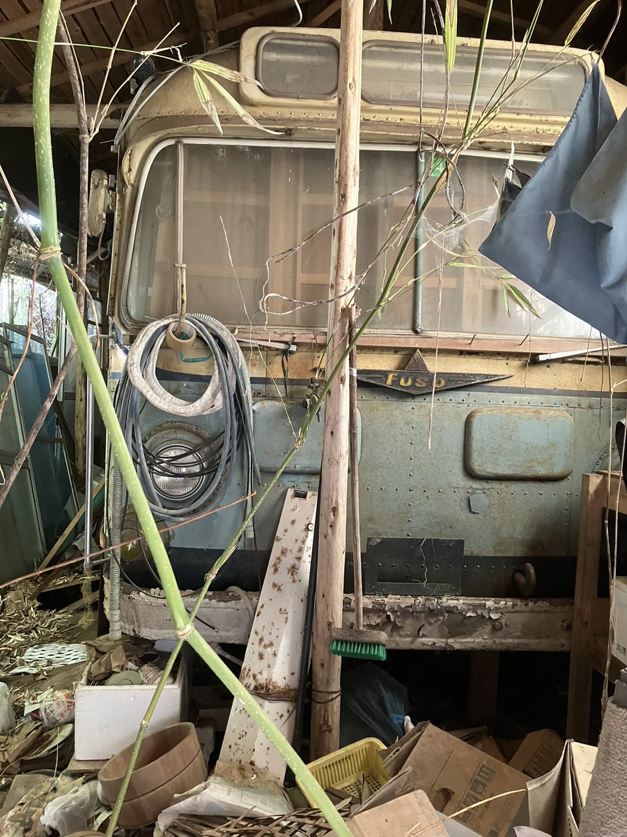 ATechni123's tweet photo. 山の土地を手に入れて、いろいろ片付けていますが、先は長いです。
家の中にバス入ってます。

昔のバスは丈夫なんですね。
#廃バス https://t.co/I82xpFVvie