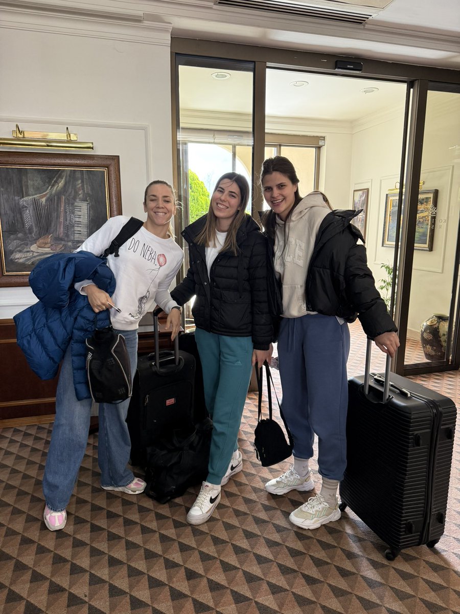 rssrbije's tweet photo. 🤾🏻‍♀️| MINISTARKA ODBRANE OZARILA KAMP SENIORKI, SVE JE SPREMNO ZA SLOVENIJU 💪

Najbolje srpske rukometašice okupile su se pred najbitniji dvomeč godine, baraž utakmice za plasman na Svetsko prvenstvo. 🙌

Izjave Benta Dala i srpskih seniorki dostupne su na sajtu #rssrbije https://t.co/UUGfsnjeWu