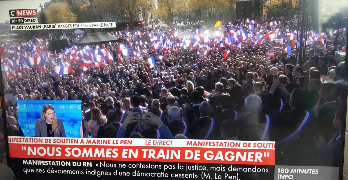 Ça c'est ma France 
Aucun drapeaux palestiniens 
Pas de kéfié 
#JeSoutiensMarine