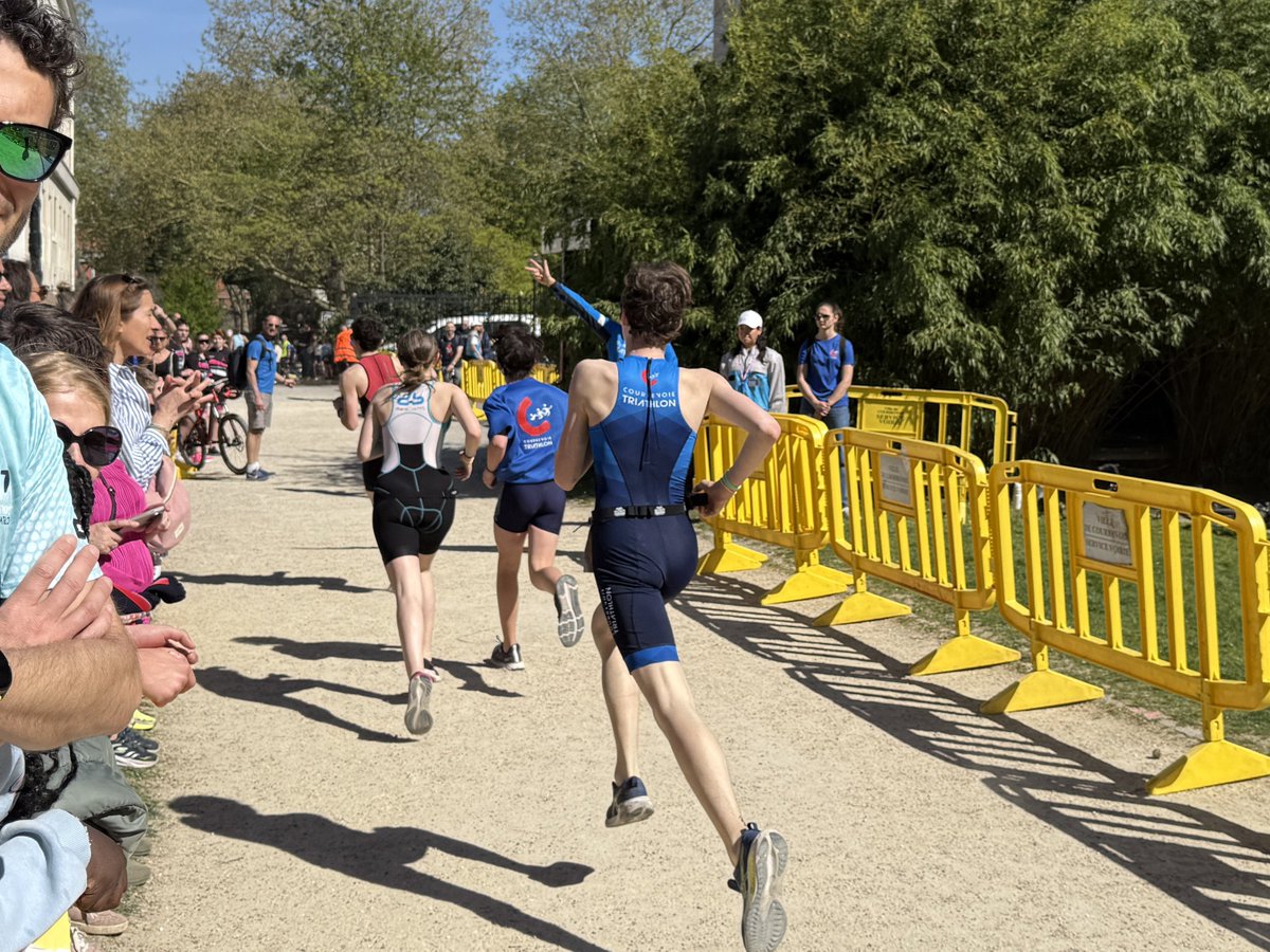 17ème édition du Triathlon Avenir de #Courbevoie 🏊‍♂️ 🚲 🏃‍♂️ 

Sous une belle météo bravo aux sportifs et bénévoles du club de Courbevoie Triathlon et merci à Laurence Bellicaud !