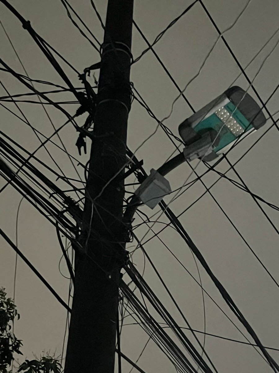 dewinurasiani1's tweet photo. Kalau minta beresin Kabel yang berantakan ini kemana ya? 
Udah 2 kali sampe panggil @pln_123 karna keluar percikan Api. 
Ini karna sudah terlalu padat. 
Yang terbaru Lampu Penerangan Jalan Umum konslet. 
Kejadian kemarin ternyata kabel @IndiHome yang terbakar katanya @pln_123 https://t.co/guWkLJFTB4