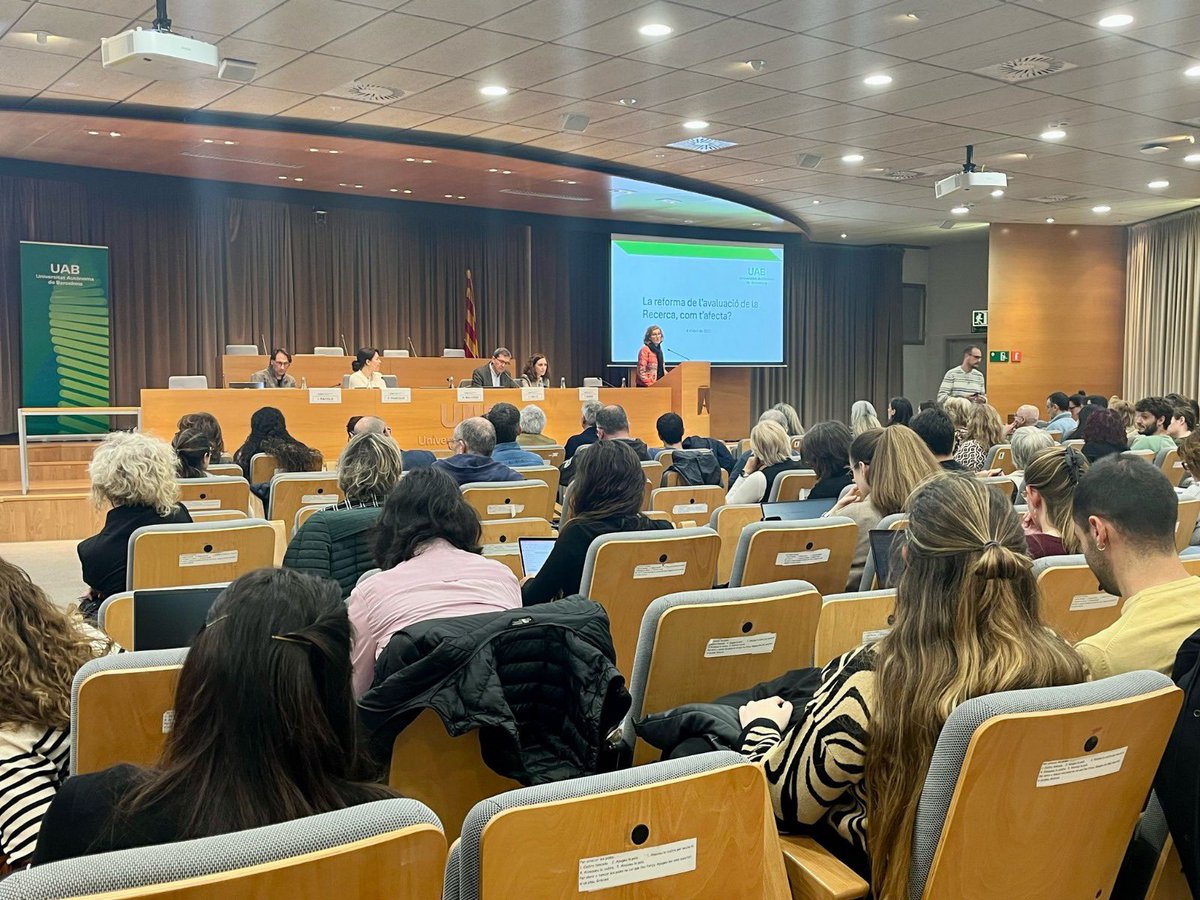 🧑🏻‍🏫Termino la semana participando en la Jornada «La reforma de l'avaluació de la recerca: com t'afecta?» en la <a href="/UABBarcelona/">Universitat Autònoma de Barcelona</a> 
Un placer compartir mesa con <a href="/IsmaelRafols/">Ismael Ràfols</a> de INGENIO y con Jaume Valls de AQU Catalunya 
Moltes gràcies al rector Javier Lafuente per la seva participació