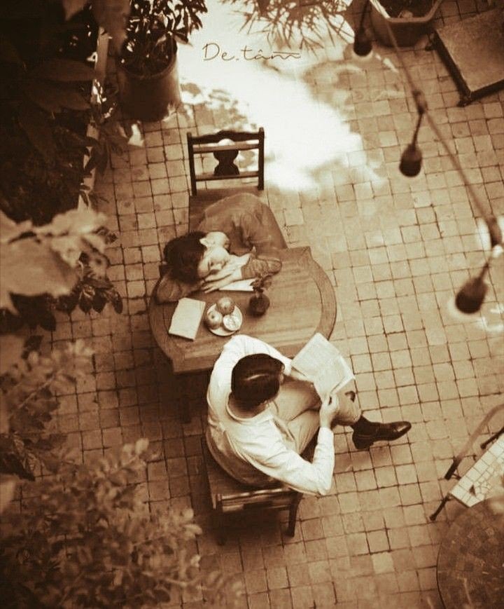 Ve sen konuşunca güneşler doğar,
Cıvıl cıvıl kuşlar konar avuçlarıma,
Dağılır bütün efkârım.
Türkü de sen olursun, kelâm da, aşk da.

| Yavuz Bülent Bâkiler