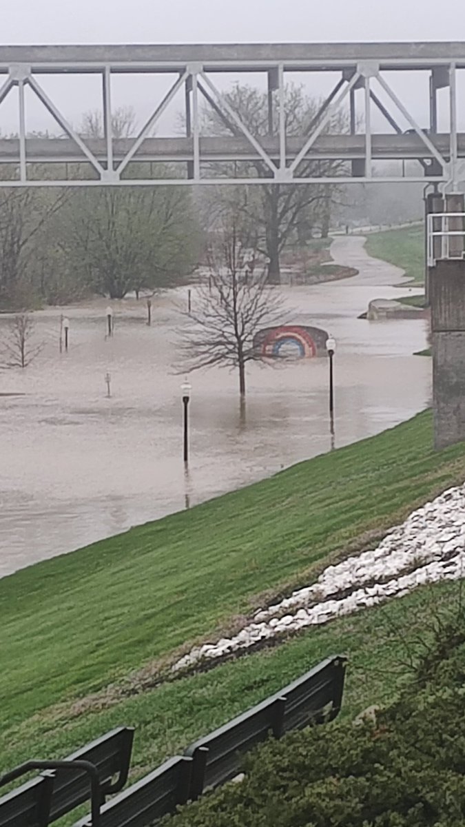 sumnewone's tweet photo. @MarcWeinbergWX @BryceJonesWx  New Albany amphitheatre 04/06/25 10am #ohioriver https://t.co/rO5cjVD4UR