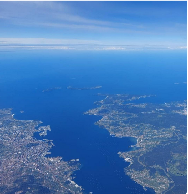 MeteoGalicia's tweet photo. Preciosas imaxes con ceos despexados, con algunha nube alta, que nos envían Xiao desde #Outes e Julia con esa visión aérea da ría de #Vigo coas #IllasCíes ó fondo. Grazas!
A partir de mañá, influencia anticiclónica, ceos con☀️ nubes altas e temperaturas📈 https://t.co/dncxUfjhl6