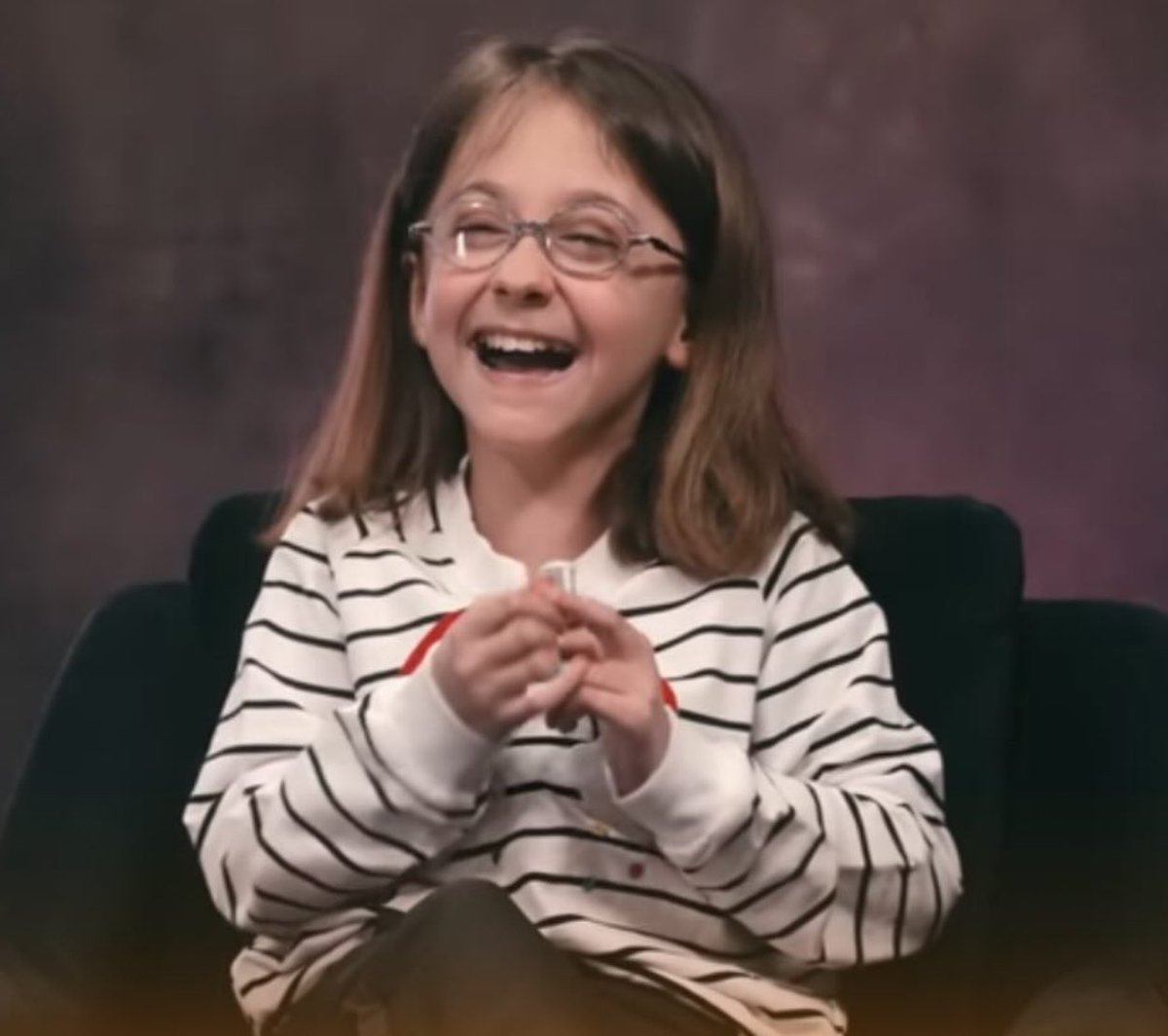GossipRoomOff's tweet photo. 🚨 Atteinte de la maladie des os de verre, Héméré, 9 ans, risque une fracture au moindre mouvement. Mais malgré la douleur, elle rayonne d’humour et de maturité incroyable n’hésitant pas à faire des blagues sur sa maladie :

"La science évolue. Un jour, on pourra guérir plein de maladies. Moi, je suis littéralement un colis 'ne pas toucher, fragile'." L’ostéogenèse imparfaite touche 1 personne sur 15 000. Héméré, elle, touche le cœur de tout le monde. ❤️‍🩹 (via Legend)