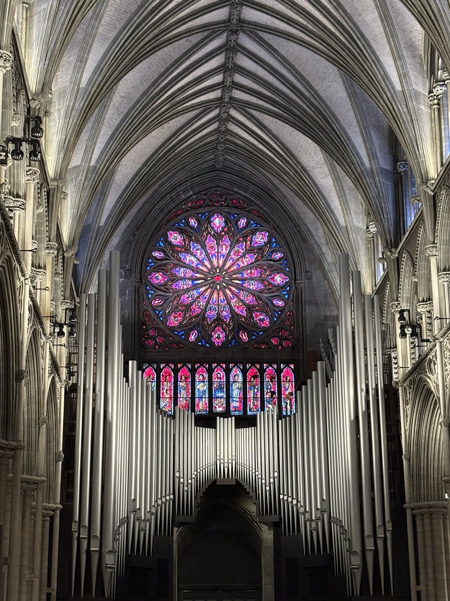 Les dejo unas postales de Trondheim 🇳🇴: la Catedral de Nidaros. Es la iglesia medieval más al norte del mundo, una joya gótica que inició su construcción en 1070 sobre la tumba de San Olaf, rey vikingo que cristianizó Noruega