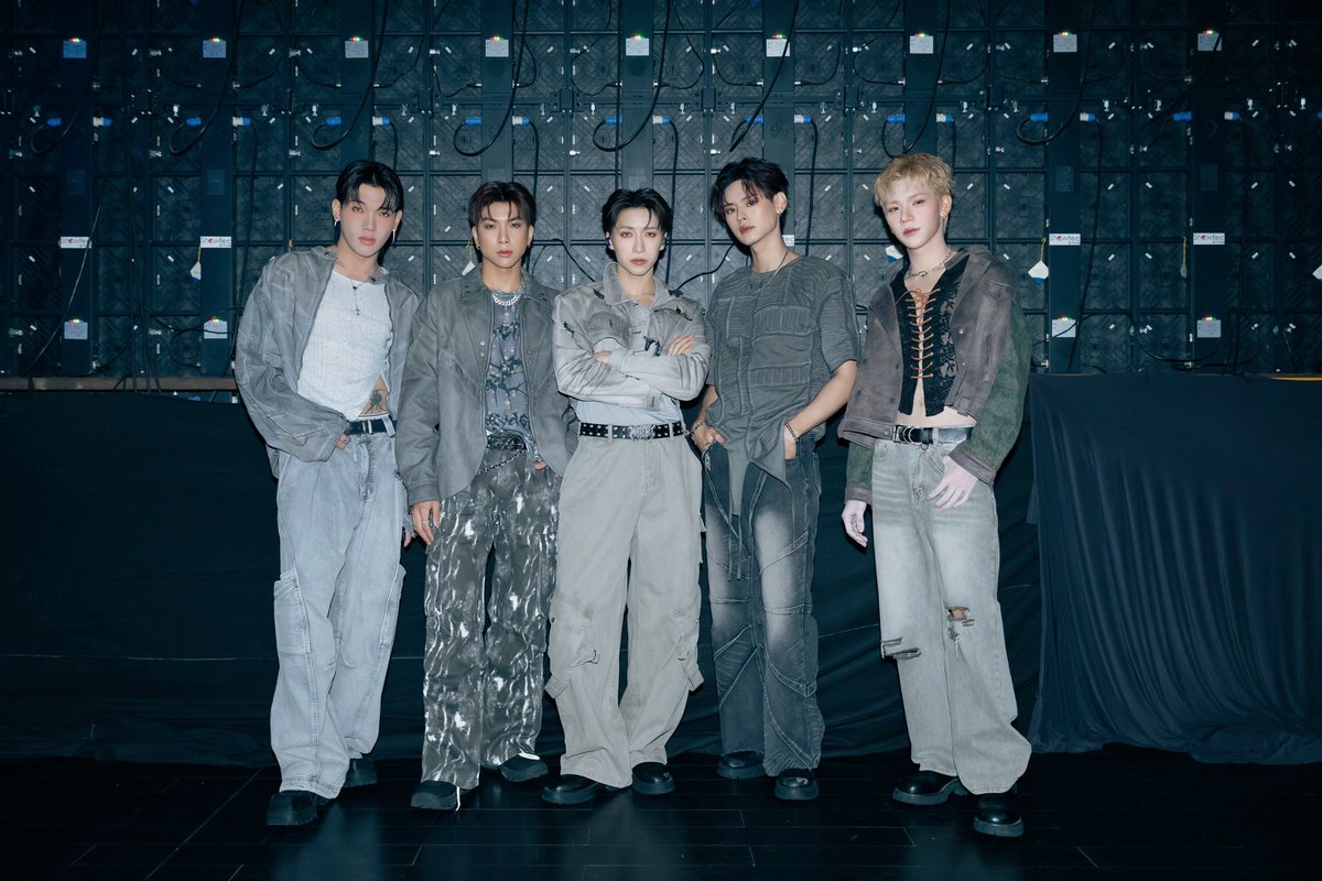 perses_official's tweet photo. PERSES at  #HelloBoysssinPhnomPenh 🇰🇭🎤!❤️‍🔥

#HelloBoysssxPERSES
#PERSESinPhnomPenh 
#PERSES_TH #PERSES
#GNEST #GMMMusic #TPOP https://t.co/Efsxecr4Pf