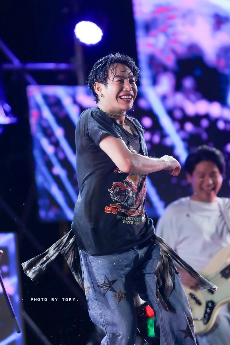 photobytoey's tweet photo. นี่แหละค่ะสงกรานต์ที่รอคอยมา 8 ปี 
เปียกน้ำได้น่ารักมากกกก 😆

@peckpalit 
#SongkranFestivalxPeck
#HiddenHeroWaterFestiva
#เป๊กผลิตโชค
#PeckPaLitChoke 
#palitgallery 
#photobytoey https://t.co/A7pcJb9IXS