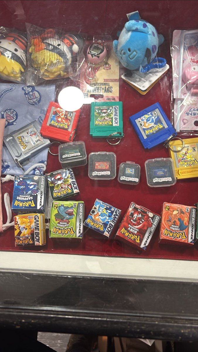 soymortis's tweet photo. Qué guapo que mis cosas estén en tienda física, lo que no sabía es que me llamo Retrokeys JASDHDAD https://t.co/QzfYGNm7FA