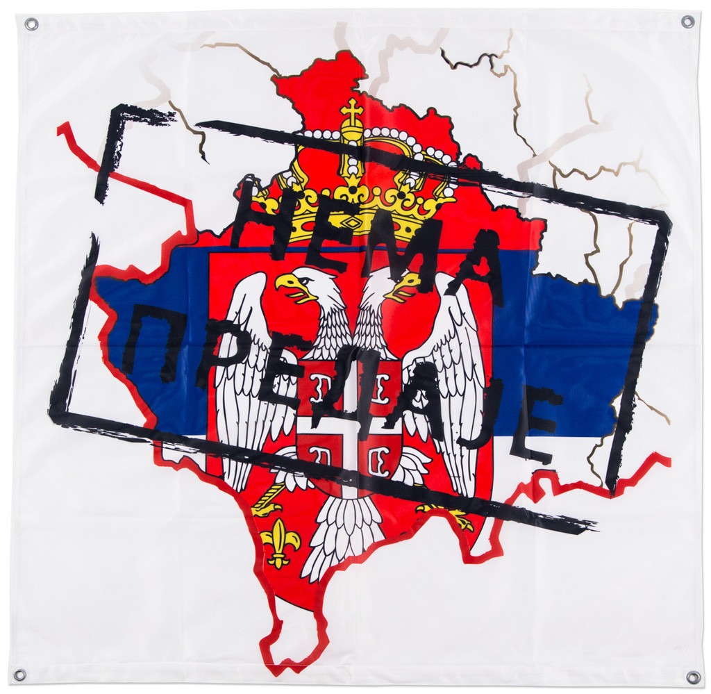 i_videnovic's tweet photo. Deco, ova zastava je Vučićeva propaganda. Isto što i Informer, Alo, Pink i Hepi. Isto što i voz oslikan ikonama koji je stigao do Raške. Isto što i unakaženi gradovi i fasade parolom "Kad se vojska na Kosovo vrati ..." Isto što i Beograd na vodi u kome je zabranjeno farbanje, jer krečenje u trobojke je za sirotinjska naselja. Isto je što i kula na kojoj bolesno opaki ljudi pišu da nismo svi mi gubav i genocidan narod. Isto što i izmišljeni praznik zastave sa Dodikom. Isto što i prljave plastične mušeme kojima se umotao u zgradi Predsedništva. Isto što i neuračunljivi Simo Spasić.