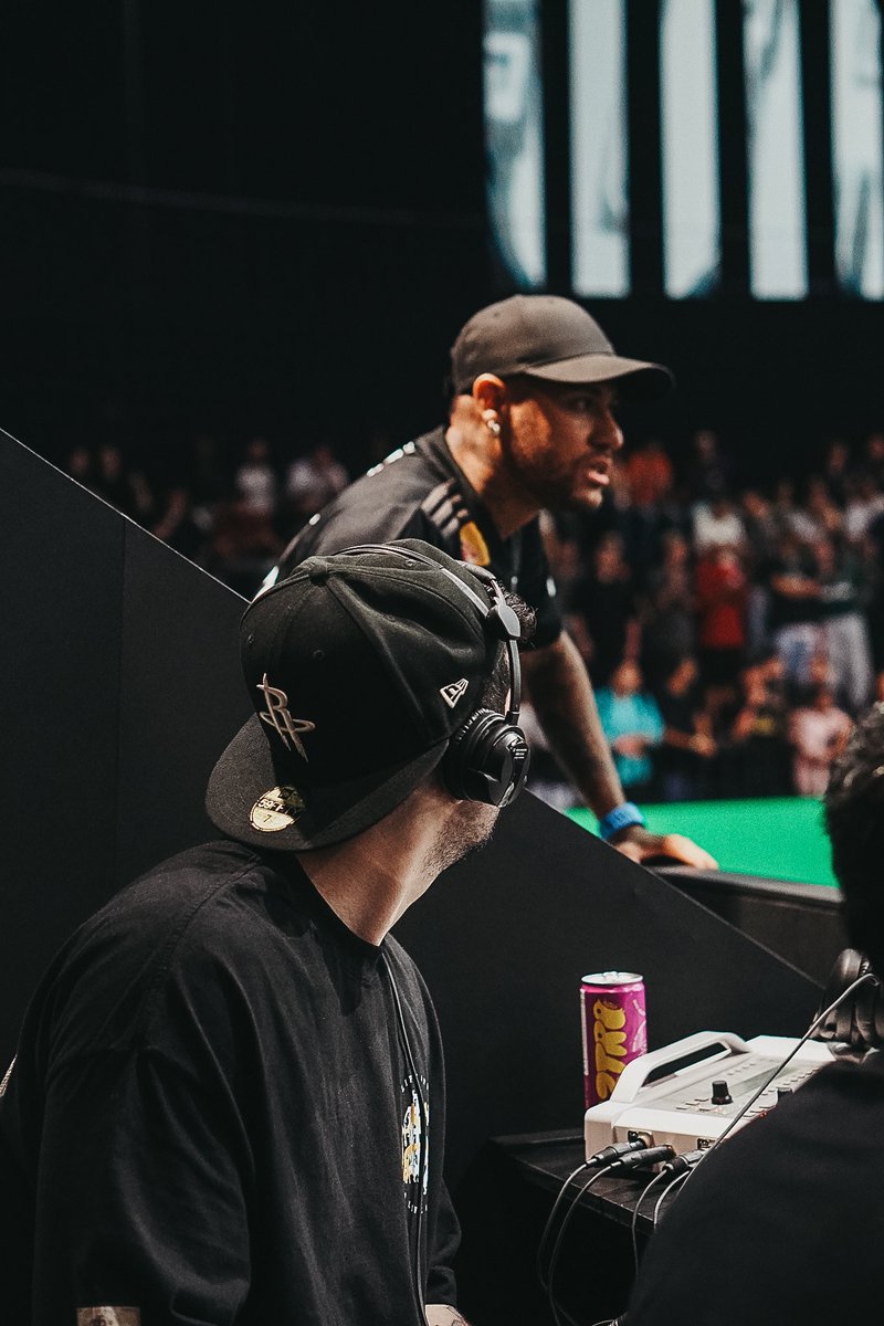 Eu tirei uma foto com Neymar, ele só não sabe disso! 😂 Quem marcar o Neymar é X9