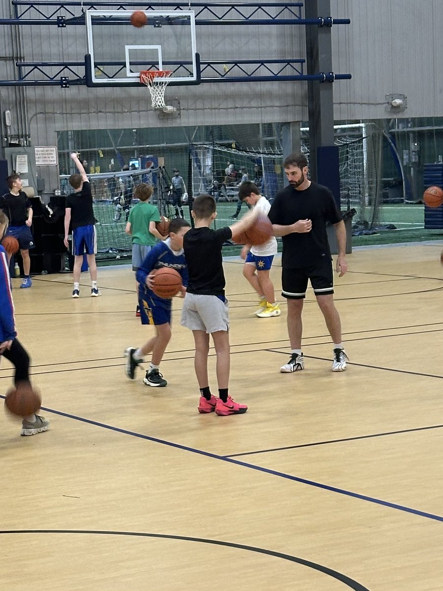 holmes_lenny's tweet photo. Maine Hoops hosted NBA Superstar trainer Drew Hanlen yesterday. One of the nicest and most sincere people I’ve met in all my 35+ years! Clearly he knows Basketball, but I was most impressed that he treated 110 kids from Maine just like they were all stars! Huge TY and shout out! https://t.co/bRr1DiGcEy