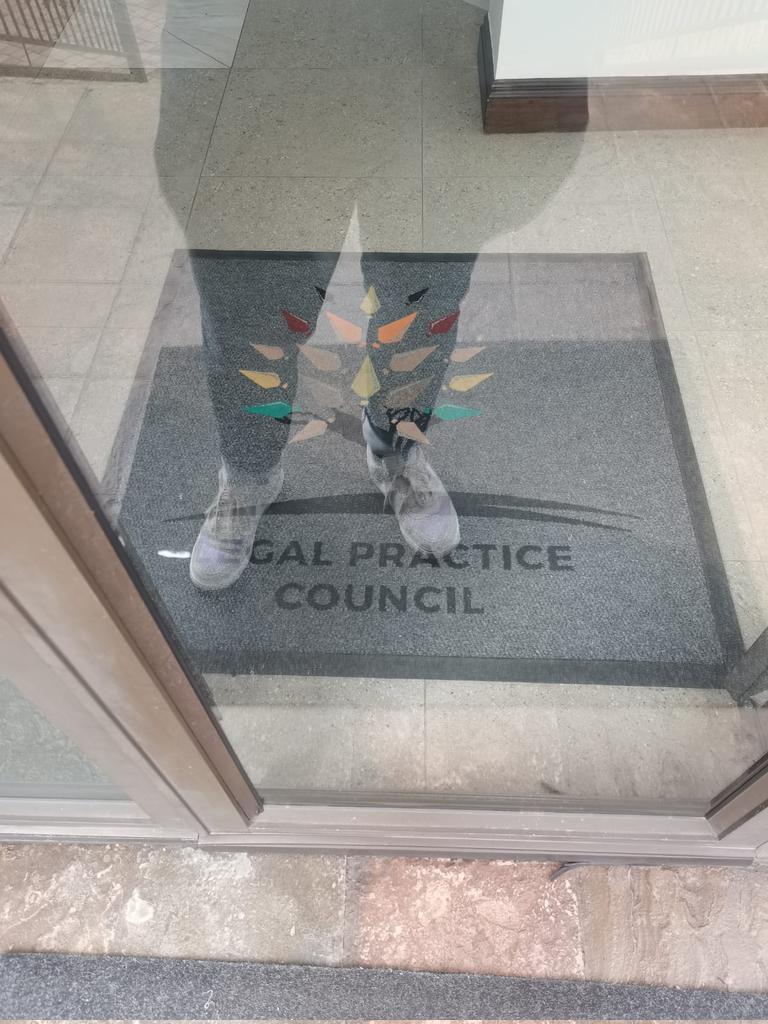 lolobee052's tweet image. SAns #SimbaChitando as Advocate is not in @HomeAffairsSA population registry because he was Born 1982 January while @HomeAffairsSA has Simbarashe who is born in 1987 November. how was he admitted in WC high Cort as Advocate? #LPC how did he open a file without admission case 🤔