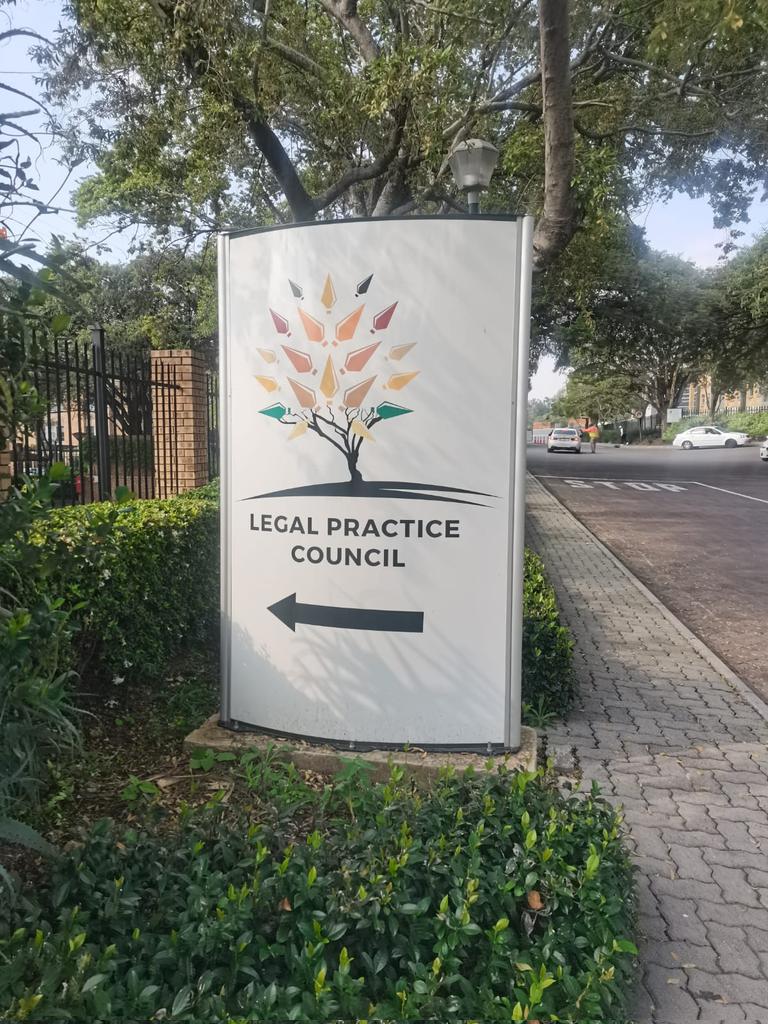 lolobee052's tweet image. SAns #SimbaChitando as Advocate is not in @HomeAffairsSA population registry because he was Born 1982 January while @HomeAffairsSA has Simbarashe who is born in 1987 November. how was he admitted in WC high Cort as Advocate? #LPC how did he open a file without admission case 🤔