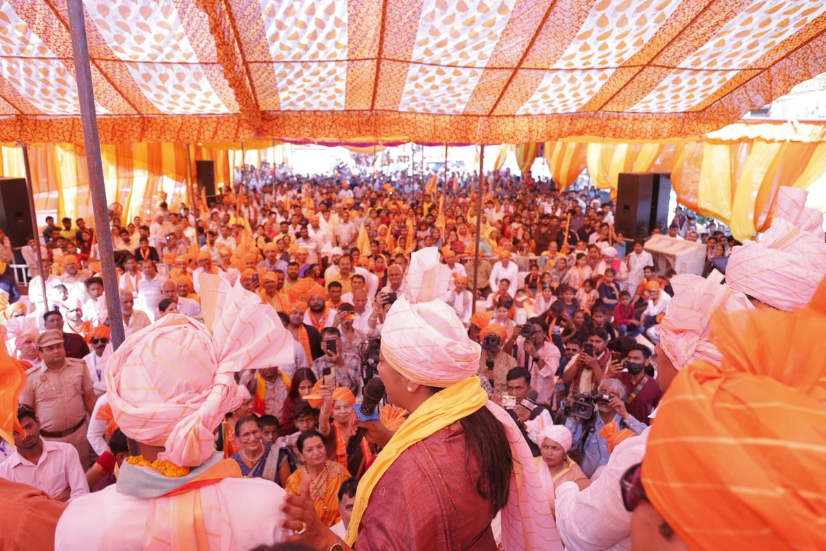 खादर हैदरपुर स्थित श्री शिवशक्ति दुर्गा मंदिर से 'सर्वसनातन शक्तियों' द्वारा निकाली गई चतुर्थ भव्य शोभा यात्रा में सम्मिलित होकर आस्था, संस्कृति और शक्ति के इस दिव्य उत्सव का साक्षी बनने का सौभाग्य प्राप्त हुआ।

ऐसी शोभा यात्राएँ न केवल हमारी परंपराओं को जीवंत बनाए रखती हैं,