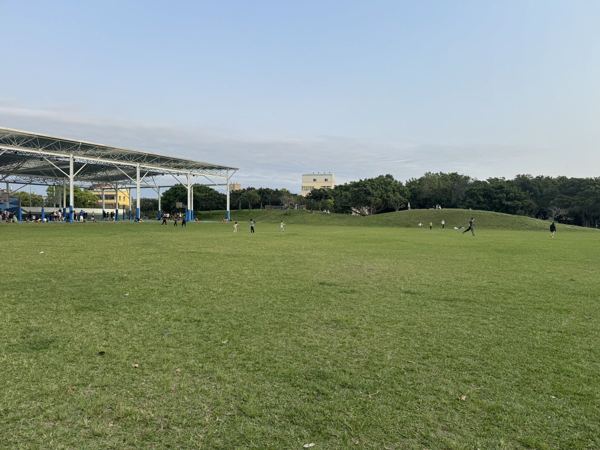 希望明天的公園不要睡滿了人
只剩下紙箱📦價格是上漲📈