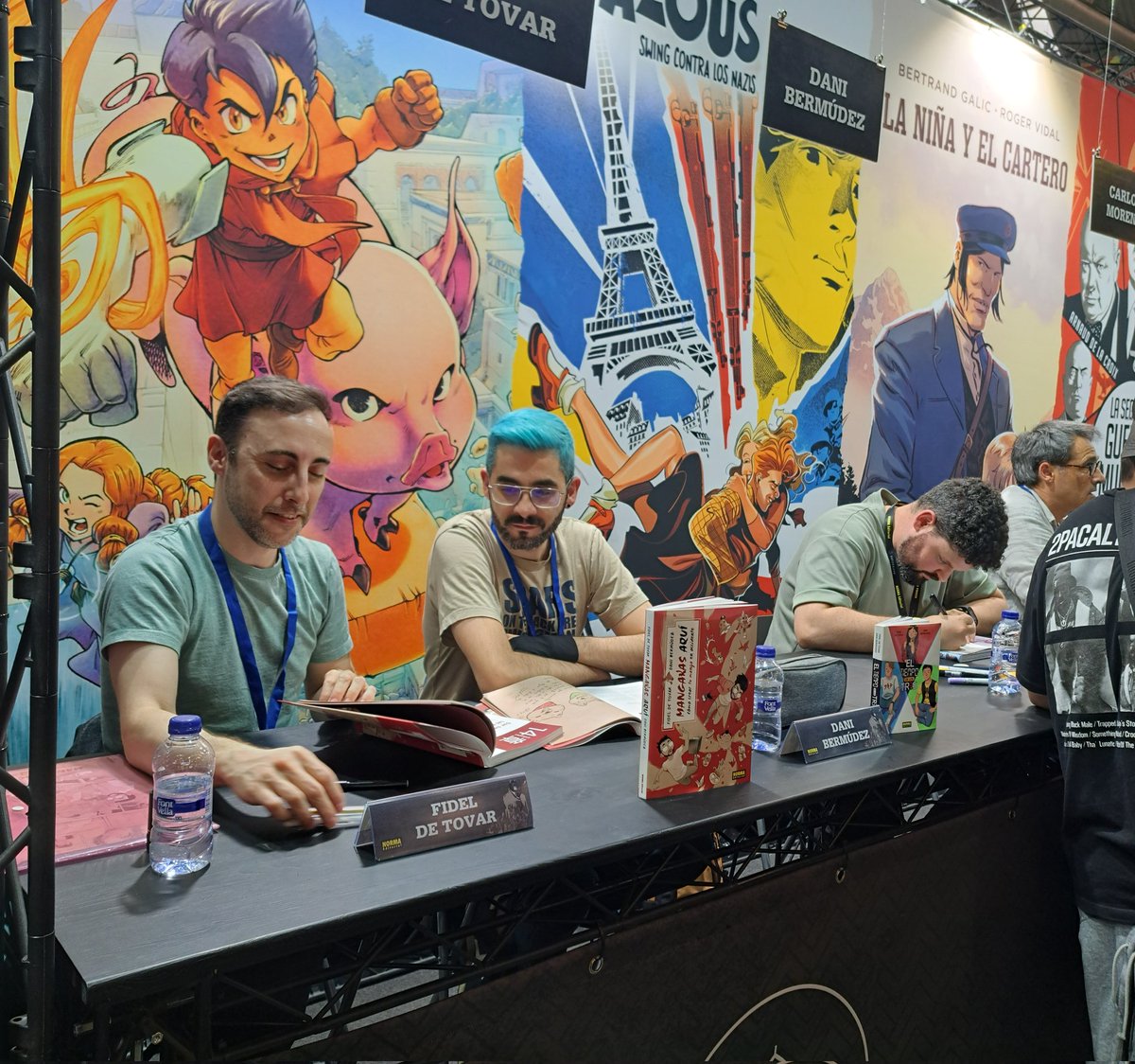 ¡Ya tenéis a <a href="/senseidani/">SENSEIDANI 🦊 COMMISSIONS OPEN 🎨</a>, <a href="/Saliendodemi/">Fidel De Tovar</a> y <a href="/karurosu694/">Carlos Moreno</a> en nuestro stand! ¡Venid a conocerlos!