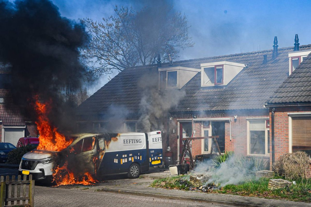 Kop-staart aanrijding en brand op A7