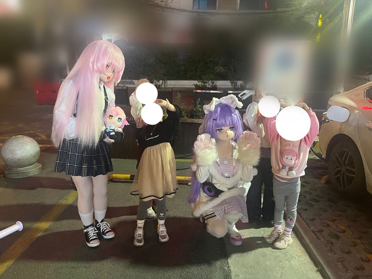 大头娃娃逛街一路上被小孩子们硬控了