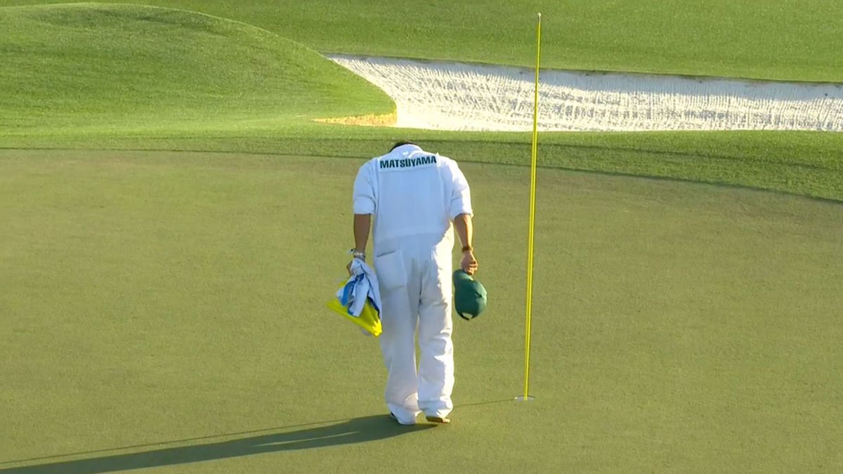 Caddies aren't usually the star (and shouldn't be), but this is my favorite Masters pic ever 

Respect...honor...gratitude...class personified 

Looking forward to the indelible images that will come out of this week!