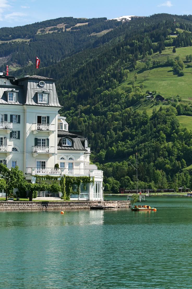 nichetour_sa's tweet photo. أجمل وأشهر الأماكن والمدن في #النمسا 🇦🇹:

1.Vienna – فيينا
عاصمة النمسا، مشهورة بالموسيقى الكلاسيكية، القصور، والمقاهي الأنيقة.

2.Salzburg – سالزبورغ
مدينة موزارت، وتشتهر بقلعتها ومناظرها الطبيعية الخضراء.

3.Hallstatt – هالشتات
قرية ساحرة على ضفاف البحيرة، مثالية لعشاق التصوير والطبيعة.

4.Zell am See – زيلامسي
مدينة جبال وبحيرات، مشهورة للرياضات الشتوية والإجازات الصيفية.

5.Innsbruck – إنسبروك
عاصمة جبال الألب، رائعة للتزلج ولمحبي المناظر الجبلية.

6.Grossglockner High Alpine Road
أجمل طريق جبلي في النمسا، مناسب لرحلات بالسيارة وسط مناظر خرافية