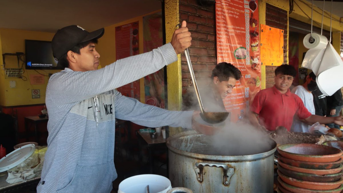 Para reponer fuerza, para curar la cruda, para el desayuno con la familia o por puro antojo, que nunca nos falten, la birria, los tacos de birria y un buen consomé ¿O no? 😋🤤 
#FelizDomingo
#LaCocinaDeMéxico

Fotos: <a href="/pixsport/">Raul Rodriguez B</a>