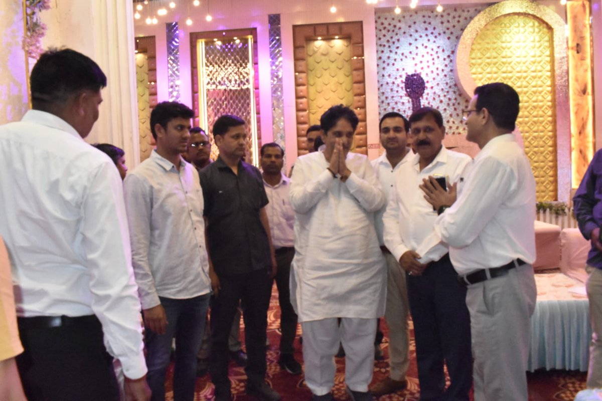 कल राजनगर एक्स० में गाजियाबाद बार एसोसिएशन के पूर्व अध्यक्ष श्री सुनील दत्त त्यागी जी के बेटे अभिनव तुषार के लग्न-सगाई कार्यक्रम में सम्मिलित होकर शुभकामनाएं प्रेषित की।

#Sahibabad