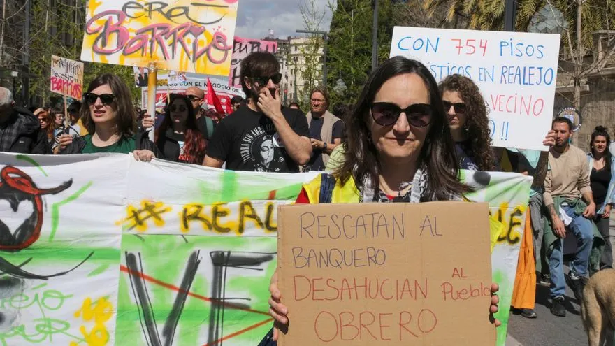 El pueblo a la calle para exigir una regulación en vivienda.

La marcha más numerosa ha sido en Madrid: los organizadores elevan la participación a 100.000 manifestantes, cifra que el Gobierno rebaja a 15.000.

codigopublico.substack.com/p/el-pueblo-a-…