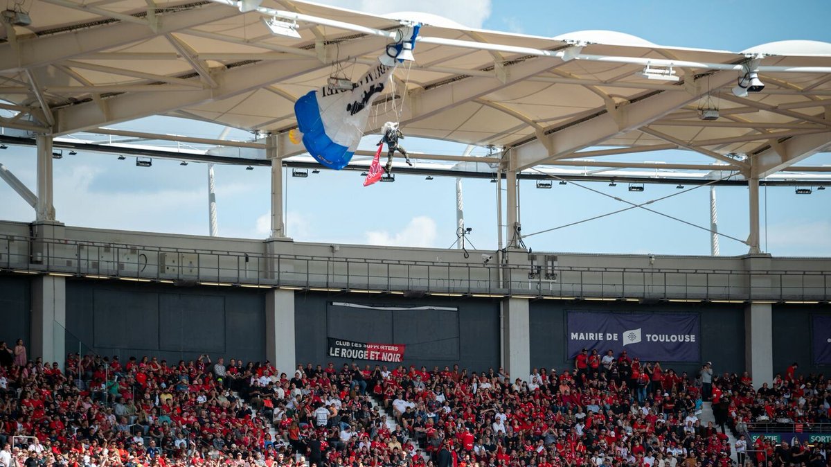 VIDEO. Champions Cup : le coup d'envoi de Toulouse-Sale retardé après l'intervention des pompiers pour secourir un parachutiste bloqué sur le toit du Stadium
➡️ l.francetvinfo.fr/5Du