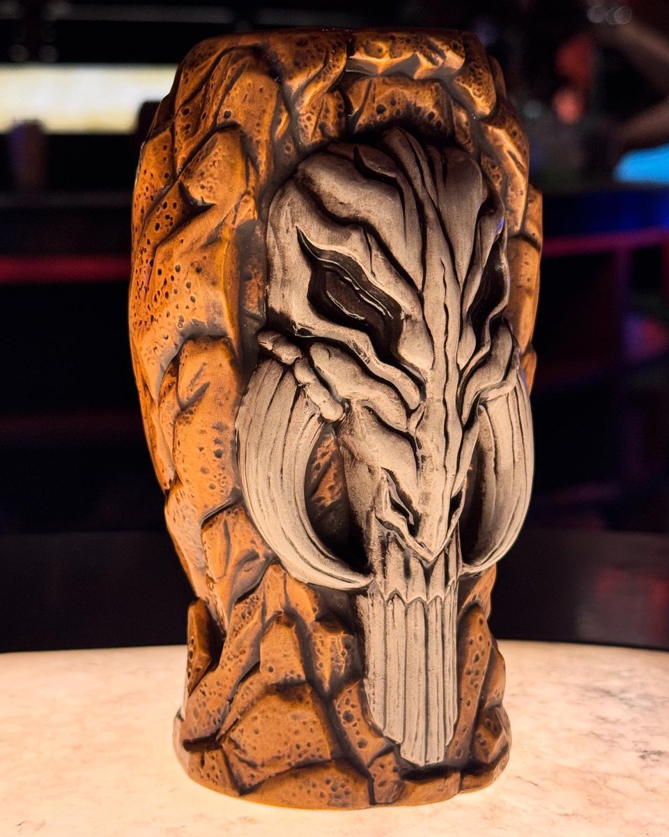 endorexpress's tweet photo. A few more angles of the Mythosaur Mug, available exclusively on the west coast Oga’s Cantina (for now at least). No word on an East Coast release but we’re crossing our fingers!! Mug is $48 and includes the Ne’tra gal Ale.
#StarWars #Disneyland #SeasonOfTheForce https://t.co/GNjGptQ20r